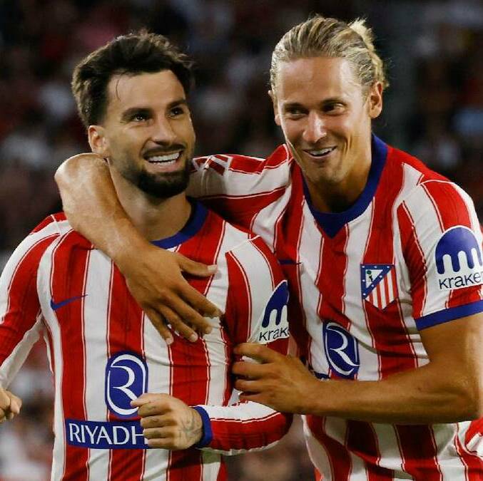 Alex Baena celebra su anotación ante el Sevilla junto a Marcos Llorente. FOTO: Reuters