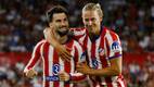 Alex Baena celebra su anotación ante el Sevilla junto a Marcos Llorente. FOTO: Reuters