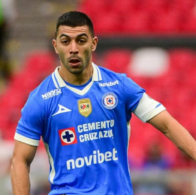 Erik Lira se mantiene en Cruz Azul (Imago7)
