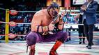 Hechicero besa su campeonato tras hacer valida su defensa ante Eddie Kingston. FOTO: CMLL