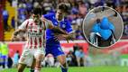 Un aficionado de Cruz Azul en silla de ruedas habría sufrido un momento incómodo en el Victoria. FOTO: imago7 / Captura