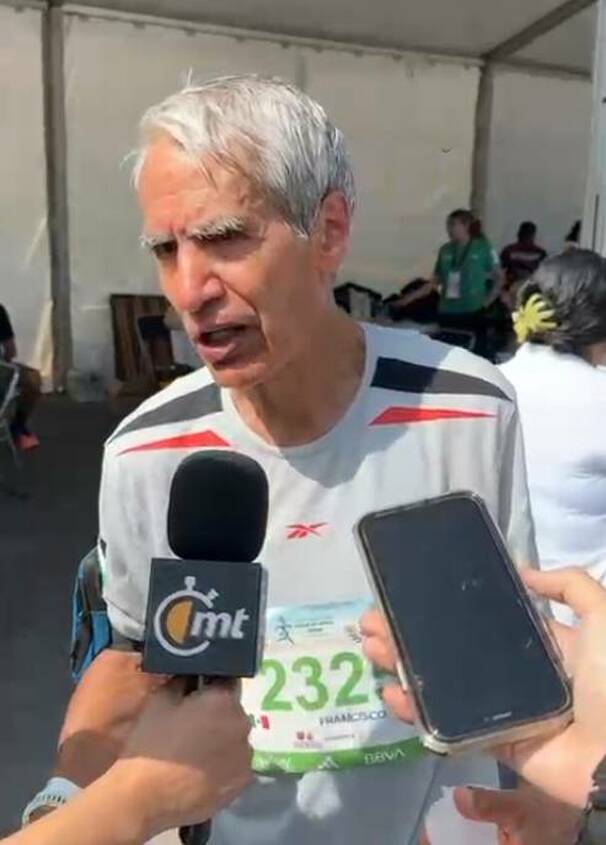 Francisco Javier García, de 66 años, corrió por sus dos nietos y también lo hizo para expresar su rechazo a los conflictos bélicos ocurridos en Medio