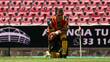 Leones Negro protestan arrodillándose en el terreno de juego / X: Leones Negros