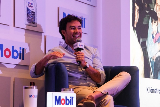 Checo Pérez es imagen de Mobil (Especial)