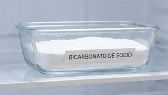 Colocar bicarbonato en el refrigerador es un sencillo truco para reducir malos olores. Foto: ChatGPT