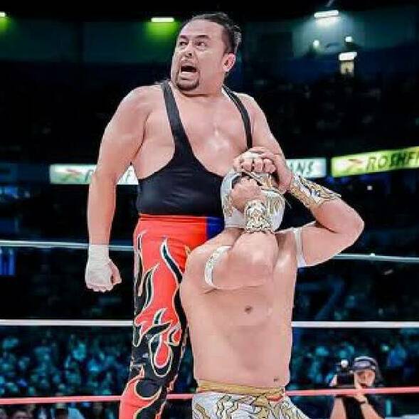 Averno somete a Místico en el encordado de la Arena México. FOTO: CMLL