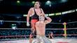 Averno somete a Místico en el encordado de la Arena México. FOTO: CMLL