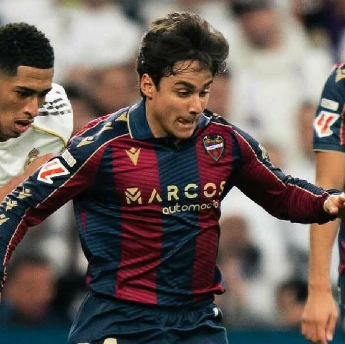 Carlos Álvarez, nuevo jugador del América, durante un partido con el Levante. FOTO: @_carlosalvarez10
