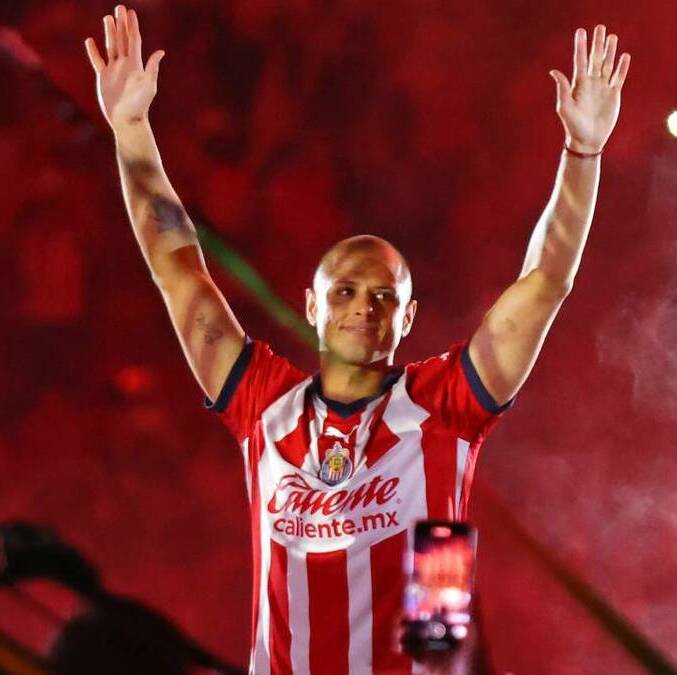 Chicharito regresó como un auténtico héroe a Chivas (Imago7)