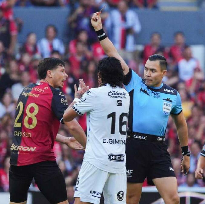 El Gato Ortiz muestra la tarjeta roja a Manuel Capasso durante el duelo entre Atlas y Querétaro. FOTO: Imago7