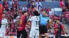 El Gato Ortiz muestra la tarjeta roja a Manuel Capasso durante el duelo entre Atlas y Querétaro. FOTO: Imago7