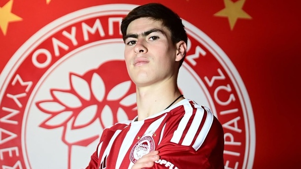 Hormiga González, jugador del Olympiacos (Facebook @OlympiacosFC)