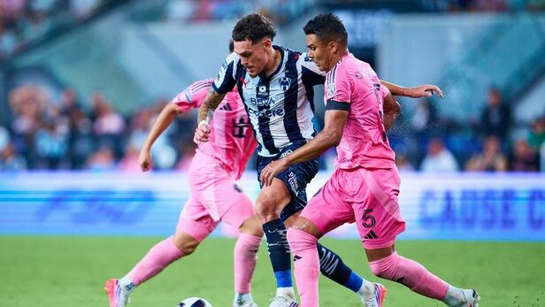 Lucas Ocampos compitiendo con Casemiro (Mexsport)