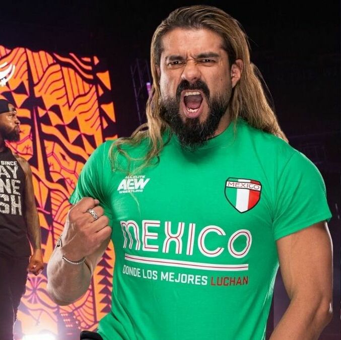 Andrade encendió polémica con los Usos. (Fotos: INstagram andradealmas y X the_usos)