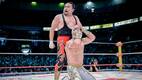 Averno somete a Místico en el encordado de la Arena México. FOTO: CMLL