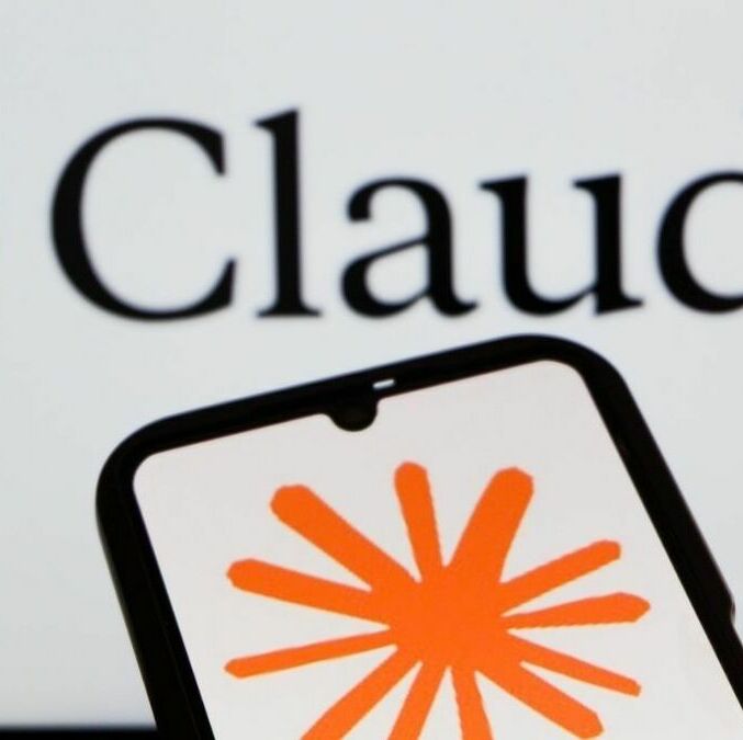 Downdetector reportó la caída de los servicios de Claude AI a nivel mundial. (Especial)
