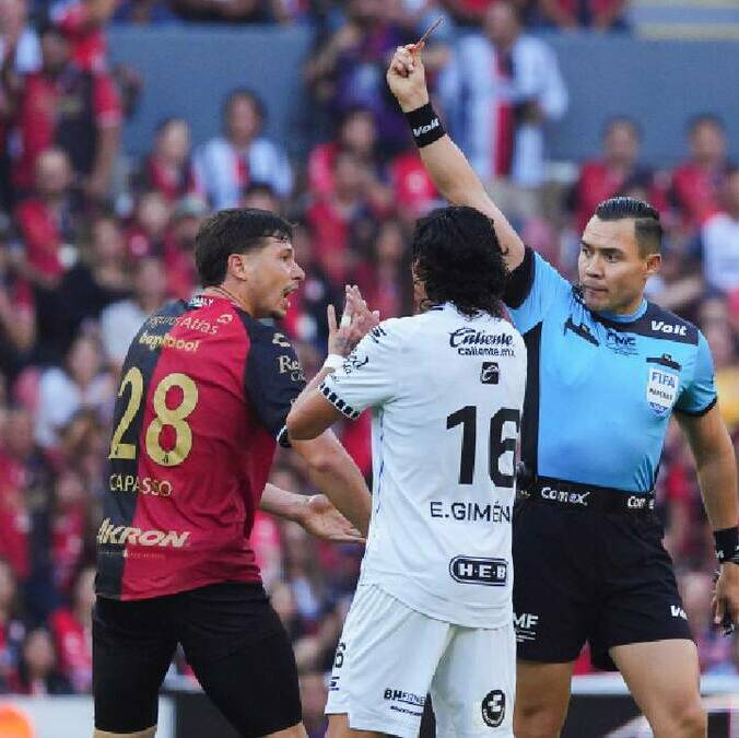 El Gato Ortiz muestra la tarjeta roja a Manuel Capasso durante el duelo entre Atlas y Querétaro. FOTO: Imago7