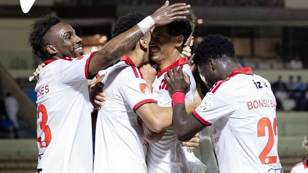Julián Quiñones festeja junto con sus compañeros. (Foto: @Alqadsiah)