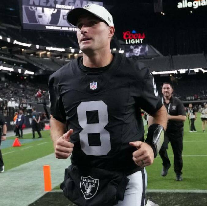 Kirk Cousins abandona el terreno de juego tras un juego de Las Vegas Raiders en el Allegiant Stadium. FOTO: Reuters