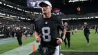 Kirk Cousins abandona el terreno de juego tras un juego de Las Vegas Raiders en el Allegiant Stadium. FOTO: Reuters