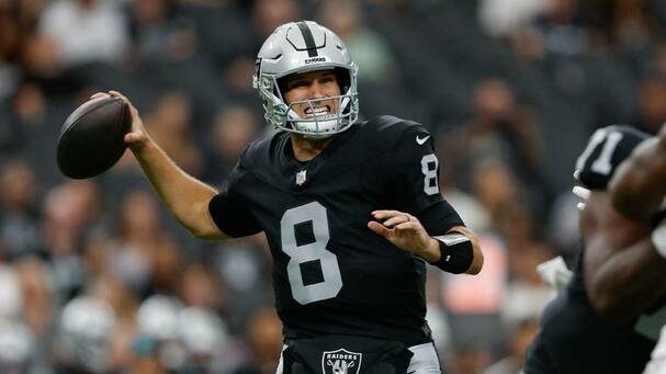 Kirk Cousins lanza el oviode durante el duelo de pretemporada de Raiders ante los Arizona Cardinals. FOTO: Reuters
