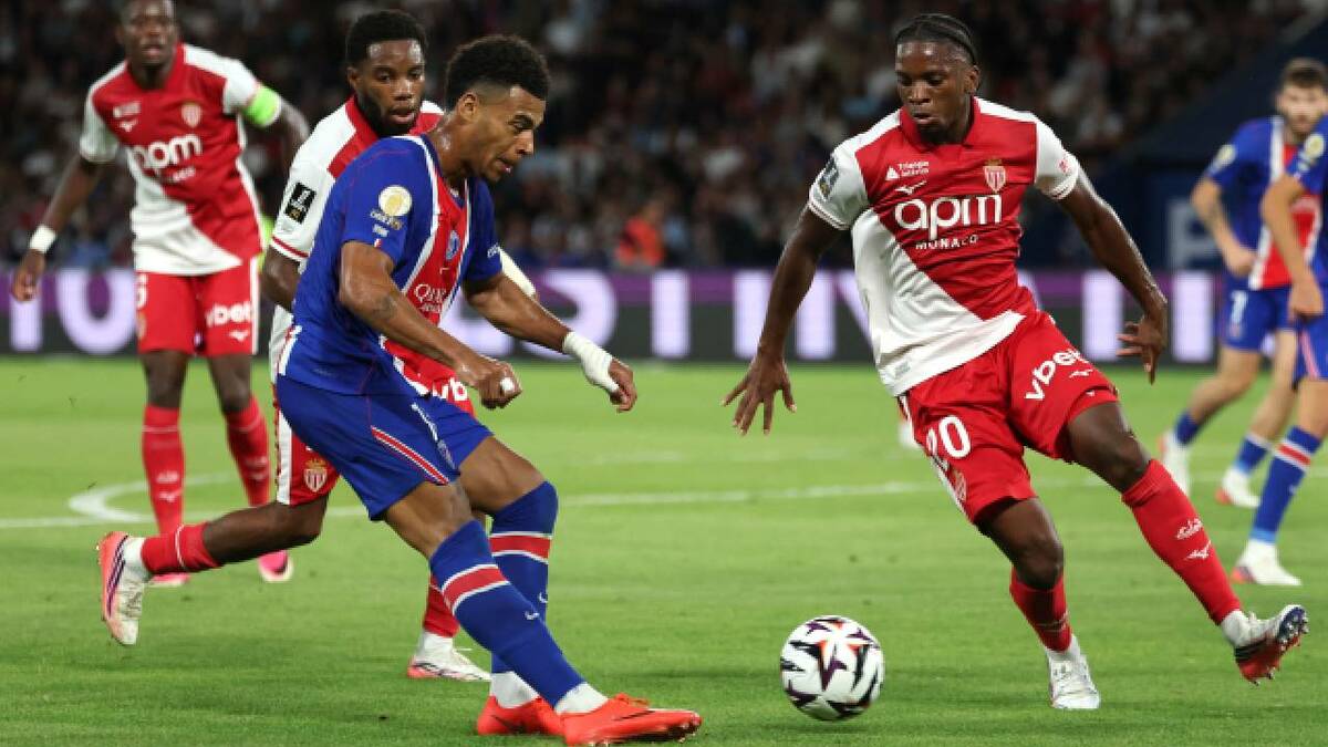 Desire Doue pelea por el balón con Stanis Idumbo en su duelo de la Ligue 1. FOTO: Reuters