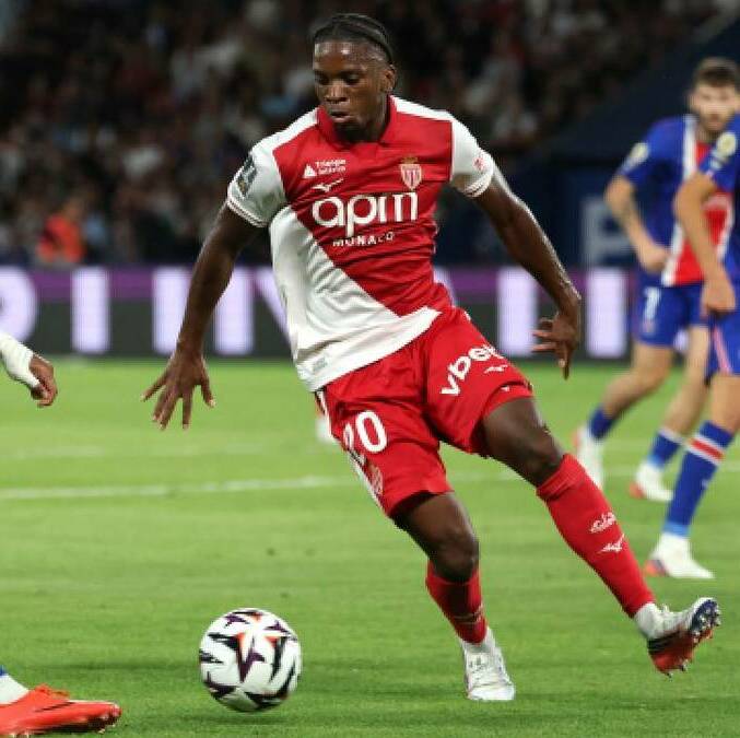 Desire Doue pelea por el balón con Stanis Idumbo en su duelo de la Ligue 1. FOTO: Reuters