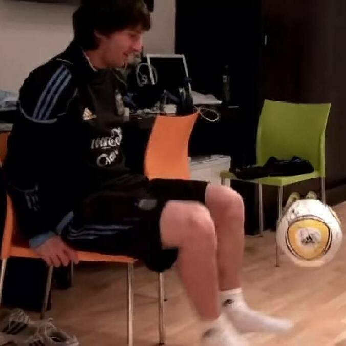 Lionel Messi aparece haciendo dominadas con el balón en la intimidad de la selección de Argentina. FOTO: Captura @galgojonas