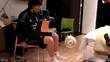 Lionel Messi aparece haciendo dominadas con el balón en la intimidad de la selección de Argentina. FOTO: Captura @galgojonas