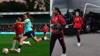 La mexicana vio desde la banca el revés de su nuevo equipo ante el London City Lionesses. FOTO: Reuters / Captura @manutdwomen