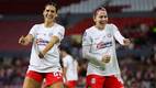 Jamine Cásarez y Alicia Cervantes festejan el primer gol de las Chivas ante Atlas. FOTO: Farid Santos