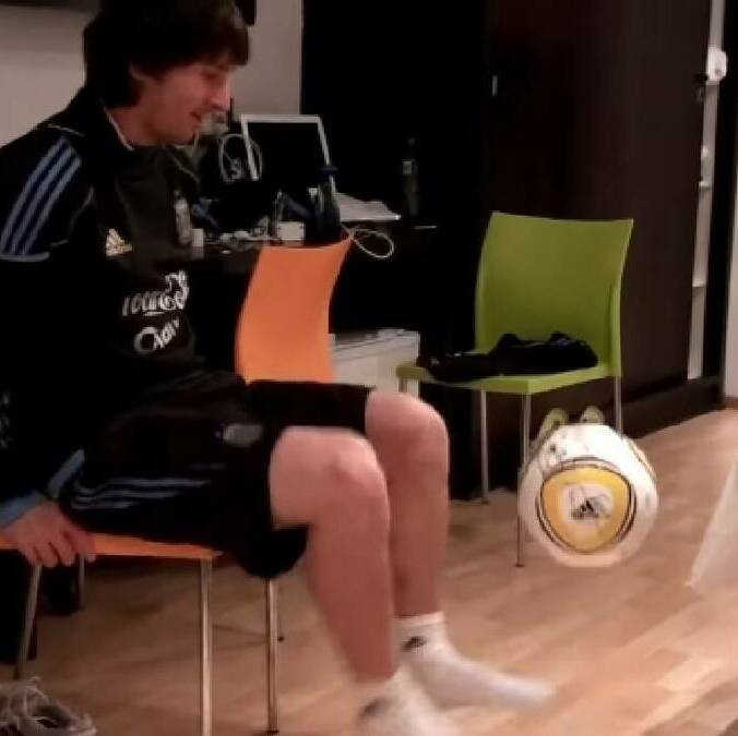 Lionel Messi aparece haciendo dominadas con el balón en la intimidad de la selección de Argentina. FOTO: Captura @galgojonas