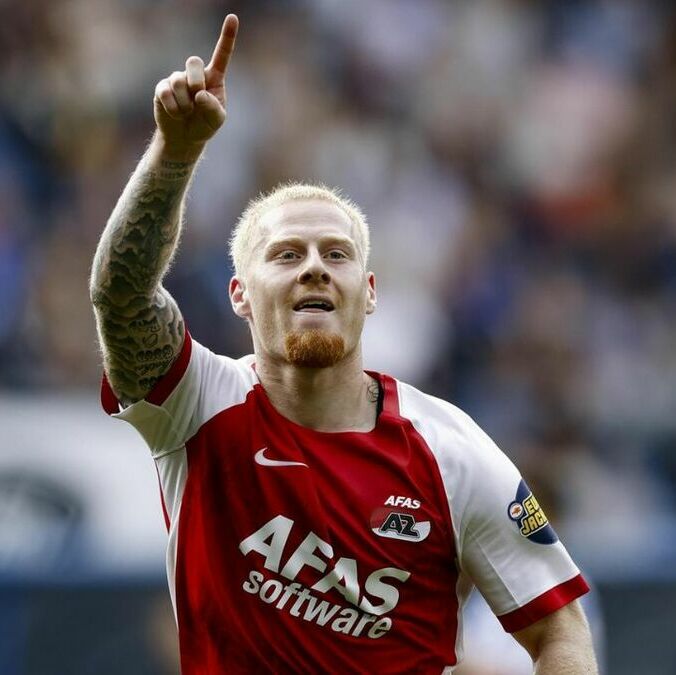 AZ Alkmaar remontó y se llevó los tres puntos que lo colocaron como líder en la Eredivisie | Foto: EFE