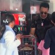 Familia viral de Costco (Captura)