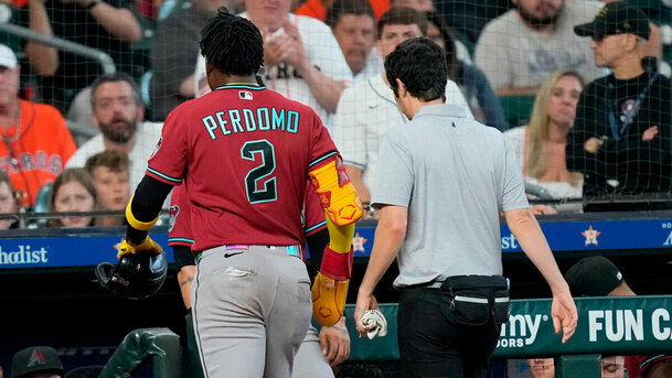 Geraldo Perdomo salió por su propio pie tras recibir un batazo en la cabeza. (Foto: MLB.com)