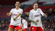 Jamine Cásarez y Alicia Cervantes festejan el primer gol de las Chivas ante Atlas. FOTO: Farid Santos