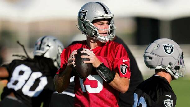 Fernando Mendoza se alista para lanzar el ovoide en la práctica de los Raiders. FOTO: @NFL
