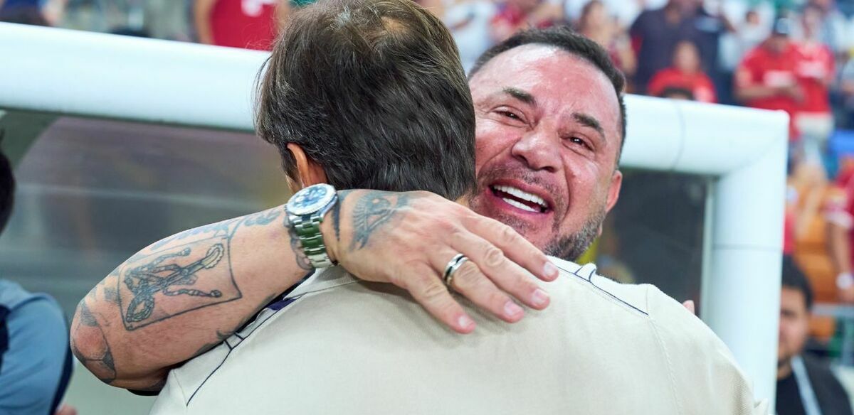 Mohamed abrazó a Matías Almeyda. (Foto: Mexsport)