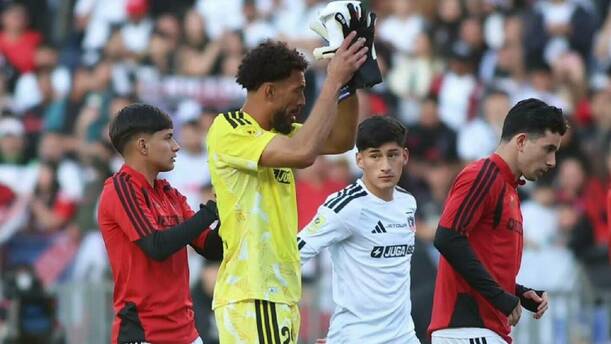 Vozinha vistió su uniforme amarillo en su debut con Colo Colo en la Liga chilena. FOTO. EFE