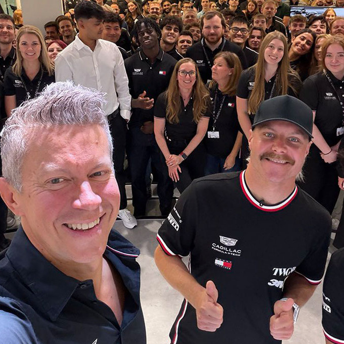 Budkowski, Bottas y Pérez frente al resto del equipo de Cadillac. (Foto: X @Cadillac_F1)