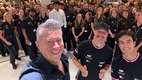 Budkowski, Bottas y Pérez frente al resto del equipo de Cadillac. (Foto: X @Cadillac_F1)