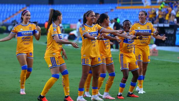 Jugadoras de Tigres celebran uno de los tres goles anotados frenta a Santos en el Universitario. FOTO: Imago7