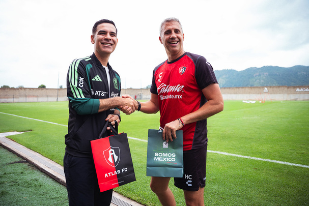 Rafael Márquez junto a Hernán Crespo. (Foto: Cortesía Atlas)