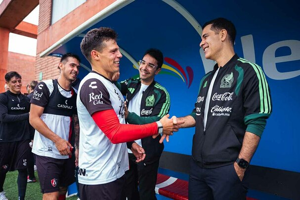 Rafael Márquez platicó con jugadores rojinegros. (Foto: Cortesía)