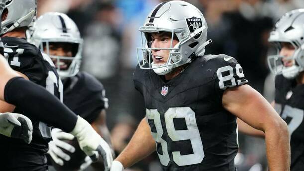 Brock Bowers podría ganar el premio Art Rooney (Reuters)