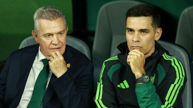 Javier Aguirre y Rafael Márquez durante un partido de la Selección Mexicana. FOTO: Mexsport