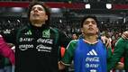 Memo Ochoa y Gilberto Mora escuchan el himno nacional durante un partido de la Selección Mexicana. FOTO: Imago7
