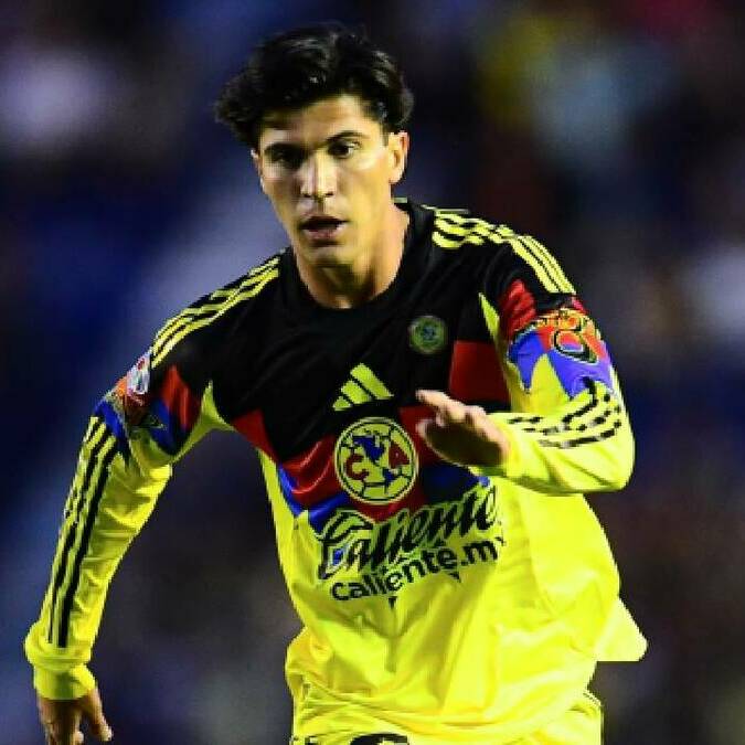 Ralph Orquin conduce el balón durante un partido con el America. FOTO: Mexsport