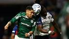 Vitor Roque, de Palmeiras pelea por aire por el balón ante Ricardo Ade, de la Liga de Quito. FOTO: Reuters