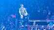 CM Punk atrae todas las miradas mientras sube al esquinero con su fajín. FOTO: Kevin Hernández